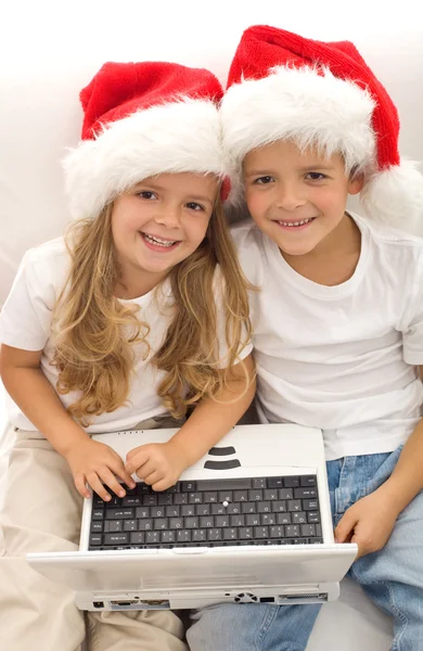 Keresi a tökéletes karácsonyi ajándék online — Stock Fotó