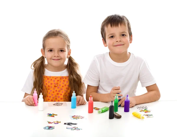 Colorazione per bambini con un sacco di piccole bottiglie di pittura — Foto Stock
