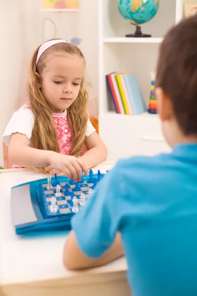 Kinder spielen Schach - Bruder unterrichtet Schwester — Stockfoto