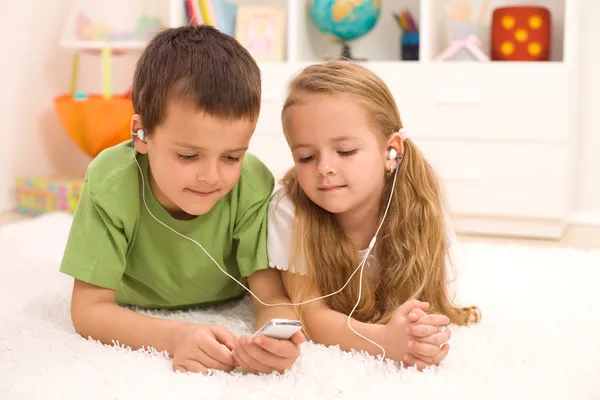 男の子と女の子の音楽を聴く — ストック写真