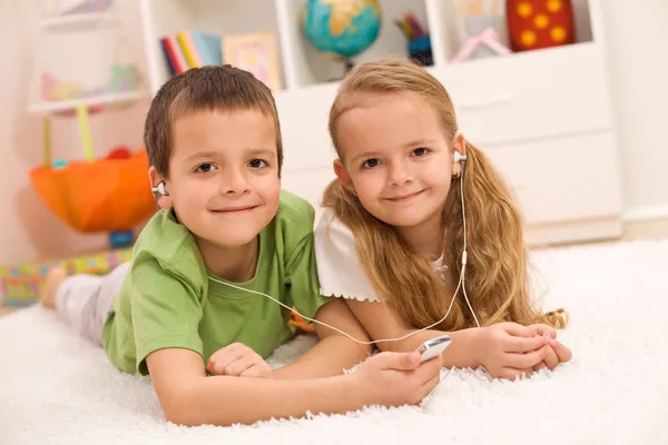 Kleiner Junge und Mädchen hören gemeinsam Musik — Stockfoto