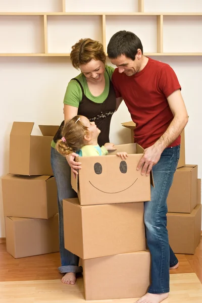 Família feliz mudando-se para uma nova casa — Fotografia de Stock