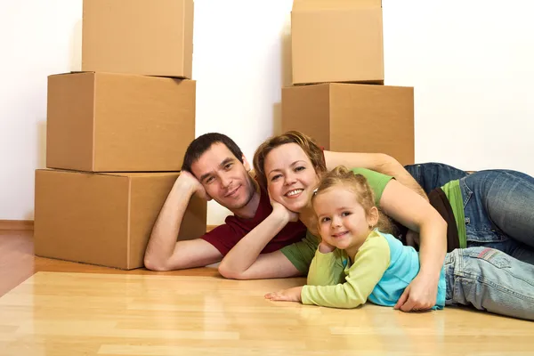 Glückliche Familie liegt in ihrem neuen Zuhause auf dem Boden — Stockfoto