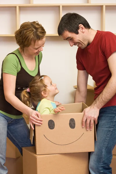 Gelukkige familie verhuizen naar een nieuw huis — Stockfoto