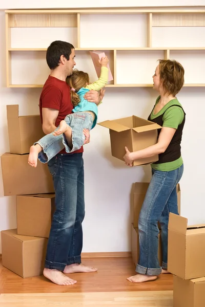 Rodzina rozpakowaniu z dużą ilością kartony — Zdjęcie stockowe