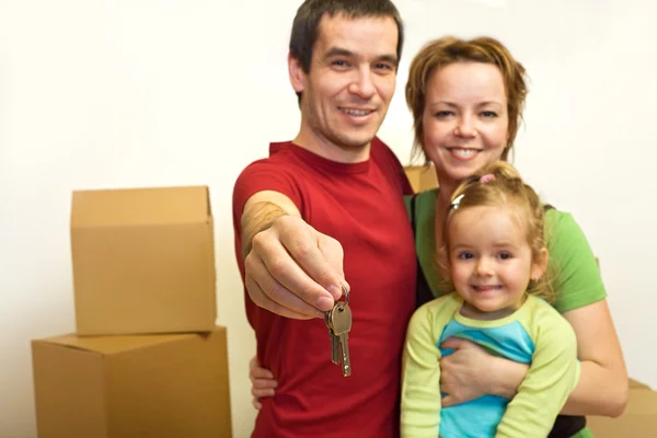 Rodina s klíči jejich nového domova — Stock fotografie