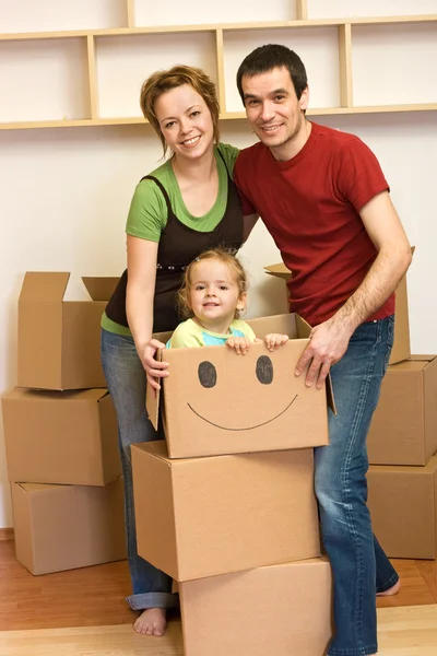 Szczęśliwa rodzina rozpakowaniu w nowym domu — Zdjęcie stockowe