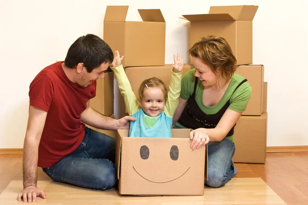 Szczęśliwa rodzina rozpakowaniu w ich nowym domu — Zdjęcie stockowe
