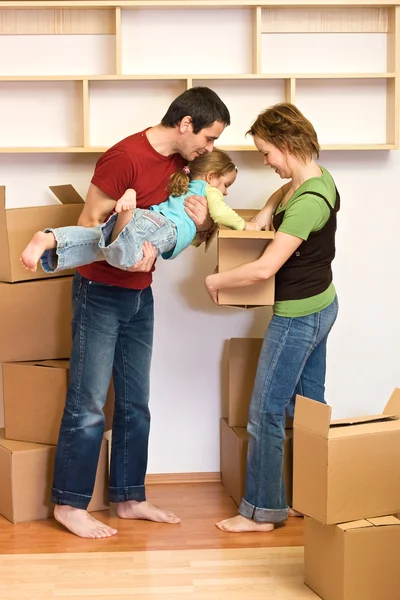 Семья распаковывается из множества картонных коробок — стоковое фото