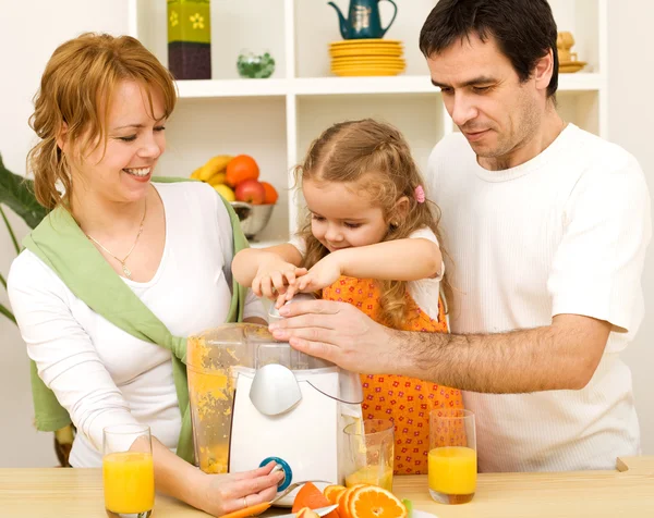 Familjen att göra färsk fruktjuice tillsammans — Stockfoto