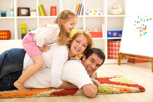 Счастливая семейная жизнь - родители и ребенок веселятся — стоковое фото