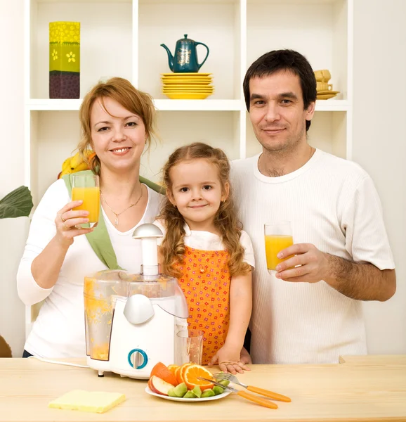 Gesunde Familie trinkt Saft aus frischen Früchten — Stockfoto