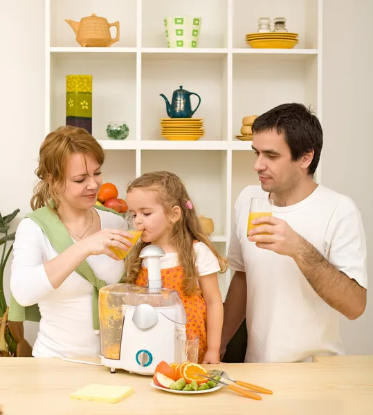 Glad frisk familj dricka apelsinjuice — Stockfoto