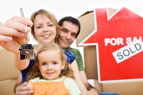 Ευτυχής νέους ιδιοκτήτες σπιτιού - οικογενειακή κινείται έννοια — Φωτογραφία Αρχείου