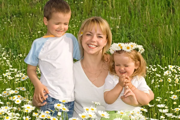 Familj bland blommor — Stockfoto