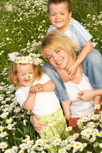 Glad utomhus våren familj — Stockfoto