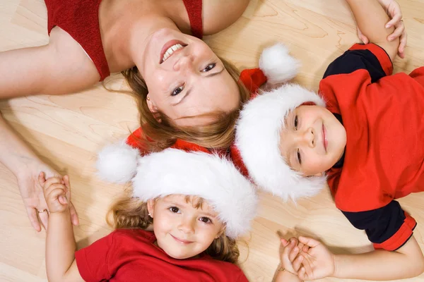 Donna e bambini nel periodo natalizio — Foto Stock