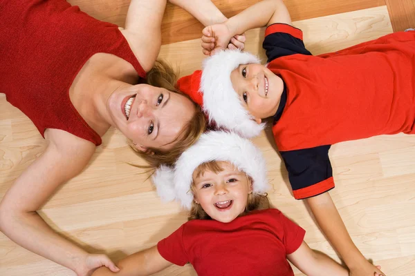 Familia en el suelo en Navidad —  Fotos de Stock