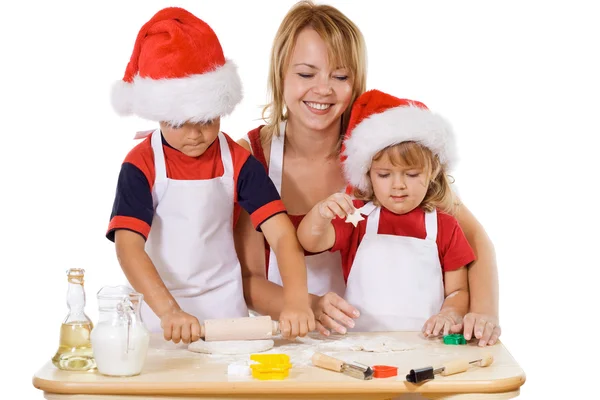 家族のクリスマスの時にクッキーを作る — ストック写真