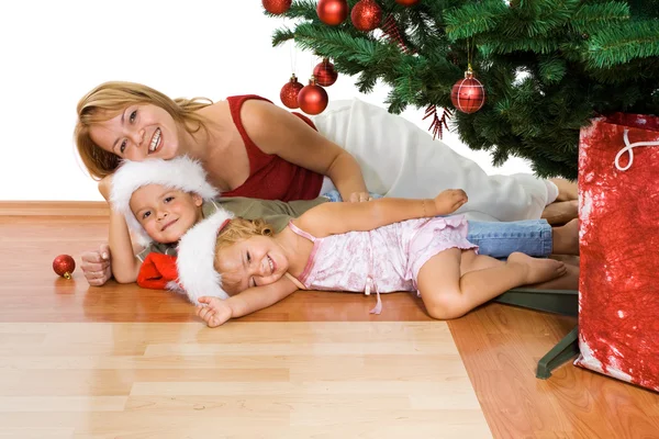 Vánoční parta pod stromem jedle — Stock fotografie