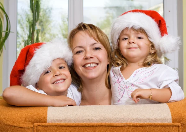 Ευτυχισμένη οικογένεια προετοιμασία για τα Χριστούγεννα — Φωτογραφία Αρχείου