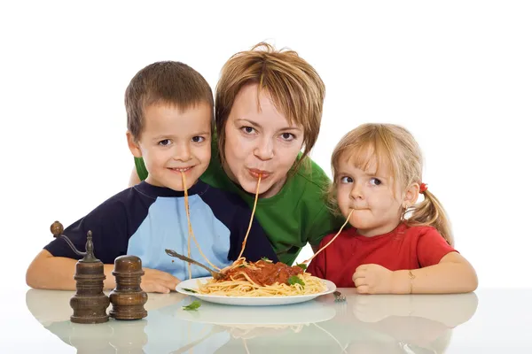 Rodzina smiley jedzenie makaron — Zdjęcie stockowe