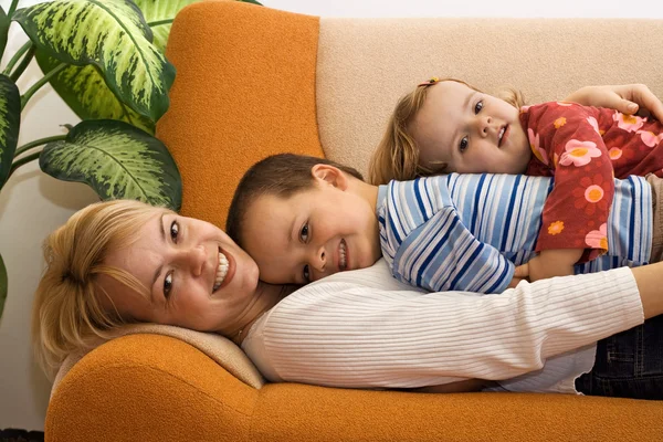 Mulher e filhos juntos em casa — Fotografia de Stock
