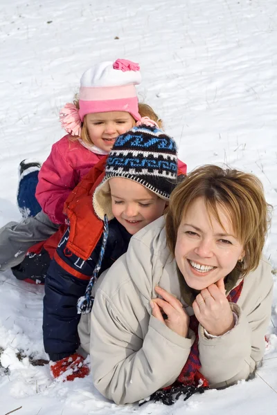 Donna e bambini nella neve — Foto Stock