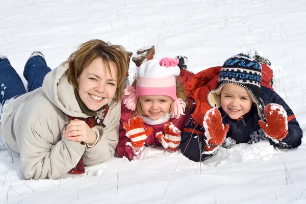 Familjen i snön — Stockfoto
