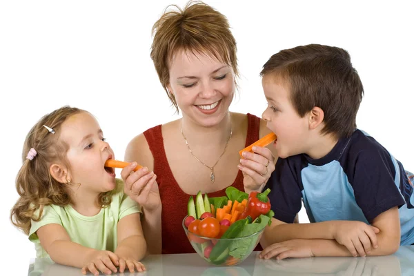 Crianças felizes comendo legumes — Fotografia de Stock