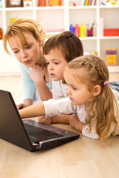 コンピューターを学ぶ子供たち - 貿易のトリック — ストック写真