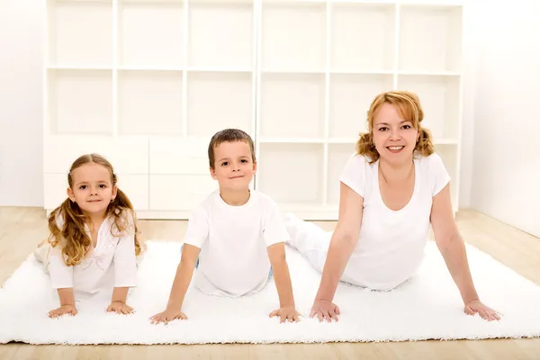 Glückliche gesunde Kinder und Frau bei Gymnastikübungen — Stockfoto