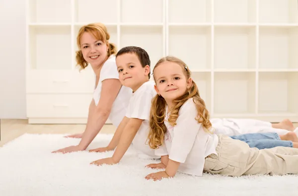 Счастливая здоровая семья делает гимнастические упражнения — стоковое фото