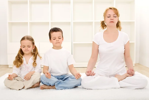 家庭与瑜伽放松 — 图库照片