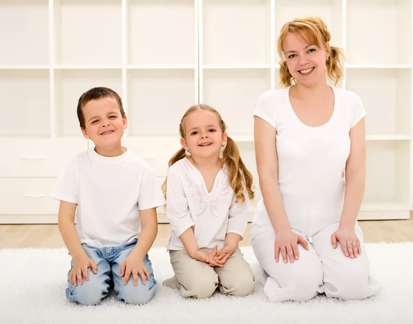 Szczęśliwa kobieta i dzieci pomieszczeniu siedzi na podłodze — Zdjęcie stockowe