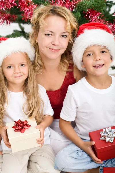 Женщина и дети на Рождество — стоковое фото