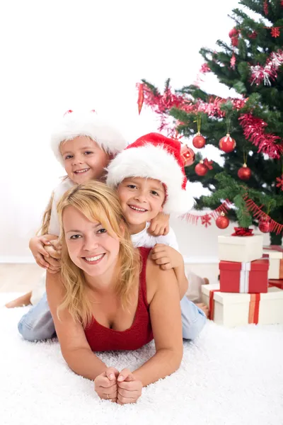 Feliz en frente del árbol de Navidad — Foto de Stock