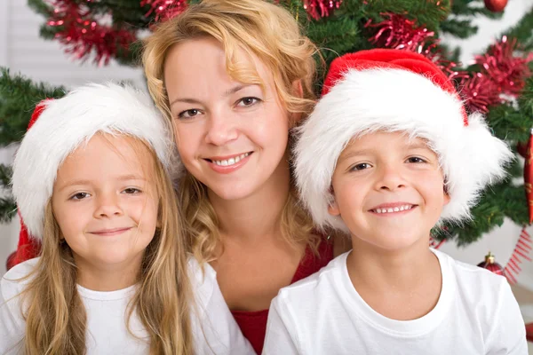 Šťastné Vánoce děti a žena — Stock fotografie