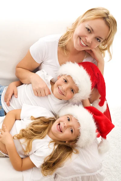 Рождественская семья отдыхает на диване — стоковое фото