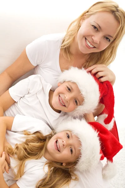 Šťastné děti a žena relaxační v době Vánoc — Stock fotografie