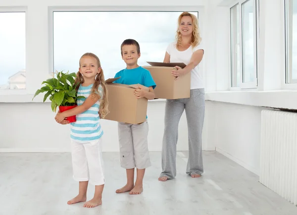 Familie verplaatsen in een nieuw huis — Stockfoto