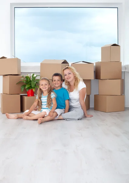 Glückliches Familienporträt im neuen Zuhause — Stockfoto