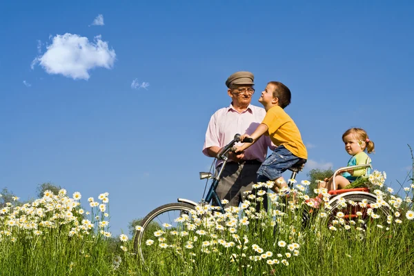 Bycycle åka med morfar på våren — Stockfoto