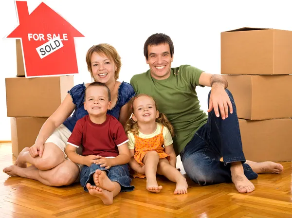 Ευτυχισμένη οικογένεια με χαρτοκιβώτια κινείται προς ένα νέο σπίτι — Φωτογραφία Αρχείου