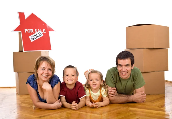 Ευτυχισμένη οικογένεια σε πρόσφατα αγόρασε το σπίτι τους — Φωτογραφία Αρχείου