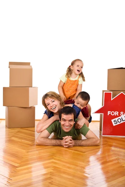 Gelukkige familie in hun nieuwe huis — Stockfoto