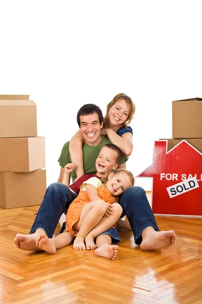 Coppia felice con due figli nella loro nuova casa — Foto Stock