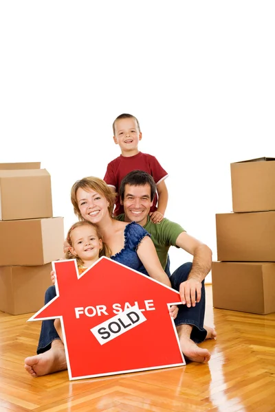 Familia feliz mudarse a un nuevo hogar —  Fotos de Stock