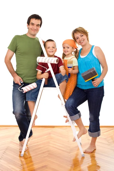 Família feliz com utensílios de pintura — Fotografia de Stock