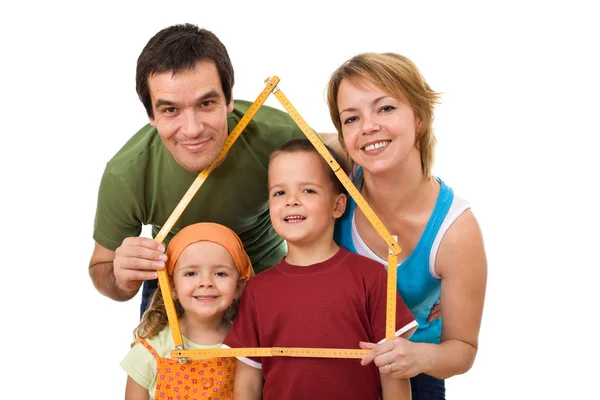 Ευτυχισμένη οικογένεια με τα παιδιά τους - έννοια ακίνητης περιουσίας — Φωτογραφία Αρχείου